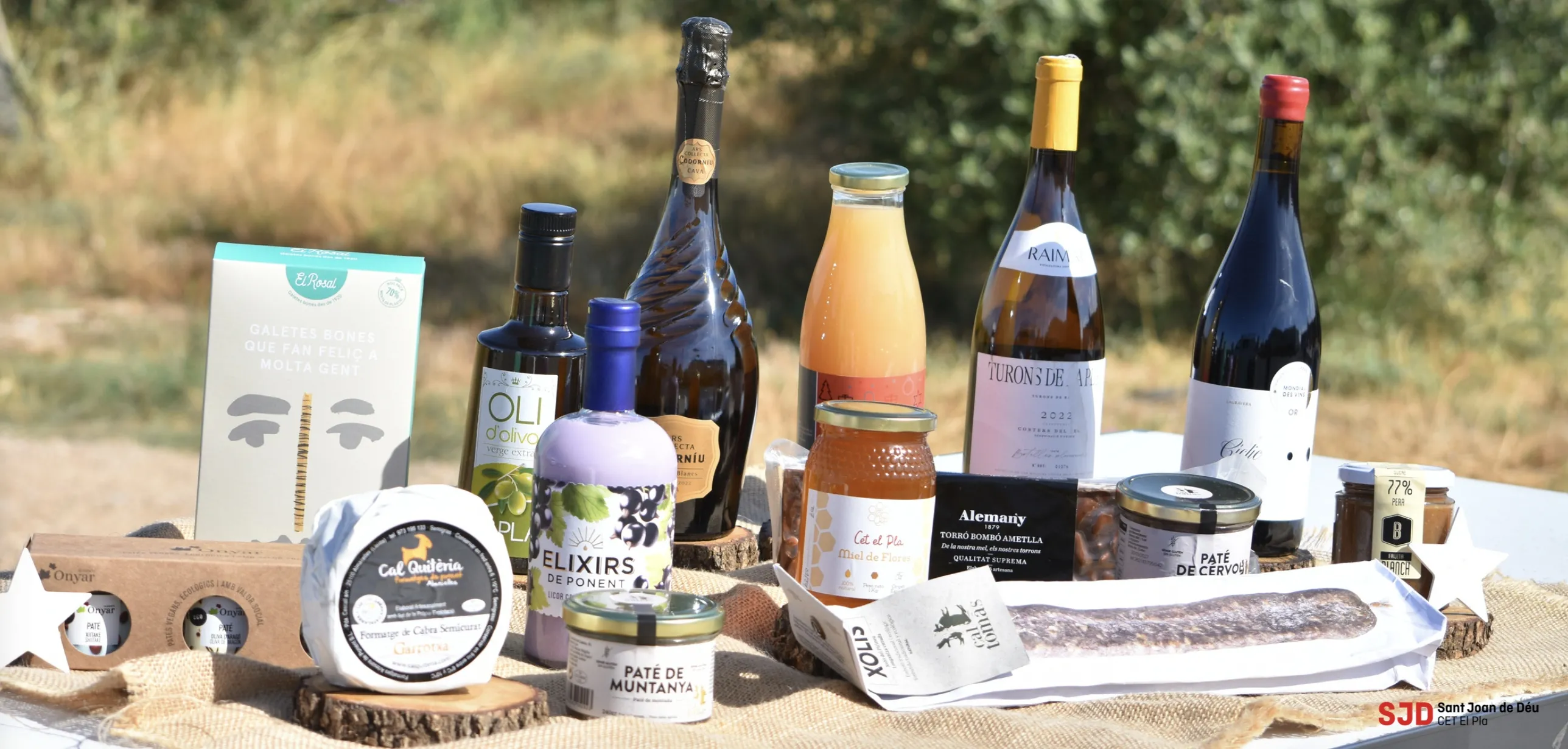Lot Estrella: selecció gourmet amb formatge, elixirs, paté de muntanya, oli d'oliva, cava, suc, vins i llonganissa