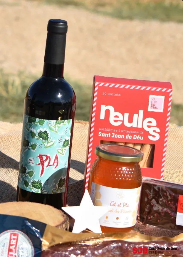 Lot de Nadal del CET El Pla: ampolla de vi El Pla, neules solidàries de Sant Joan de Déu i pot de mel